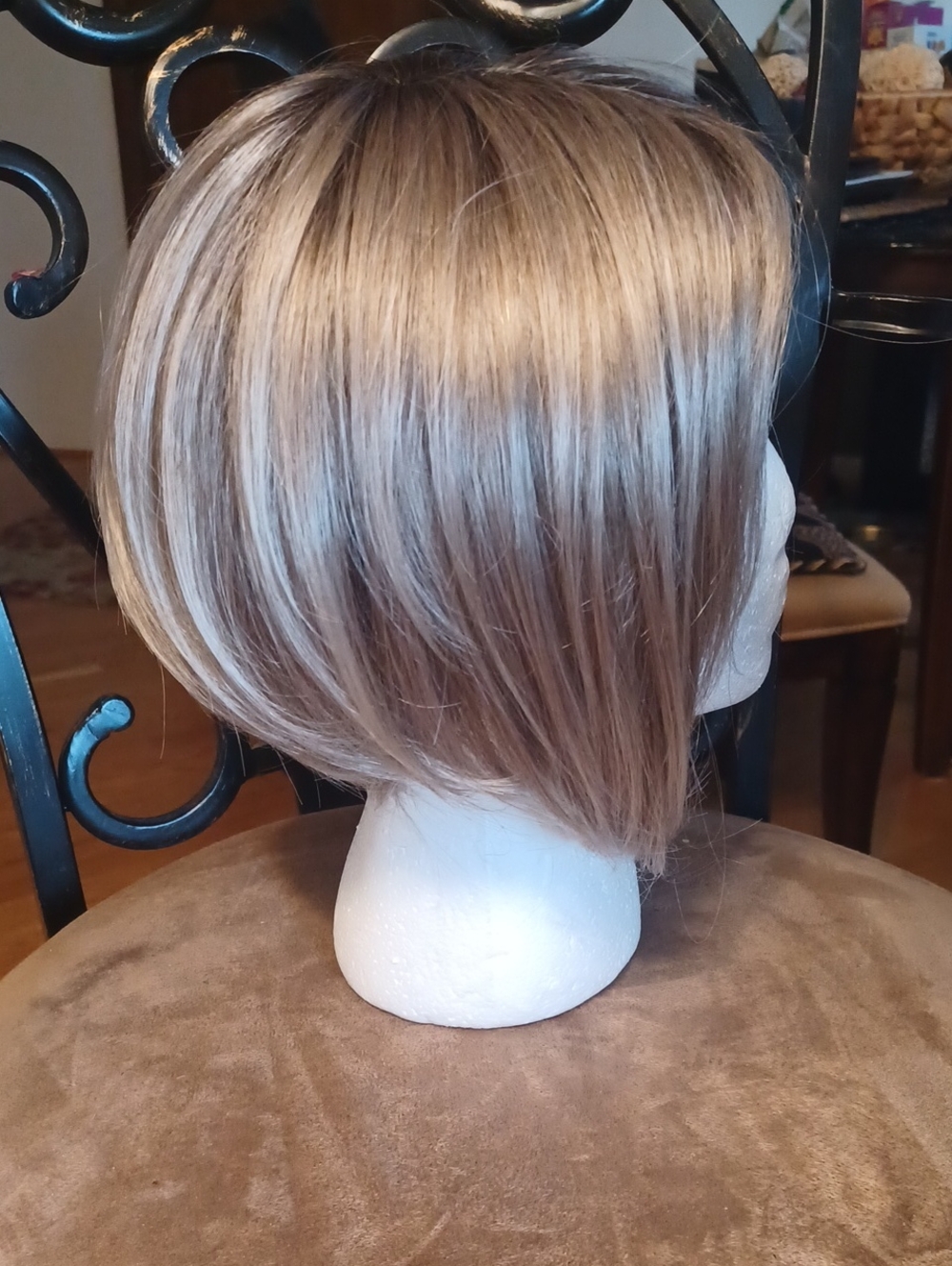 Ellen Wille Short Layered Bob Wig in Light Ash Blonde – Sleek Everyday Style